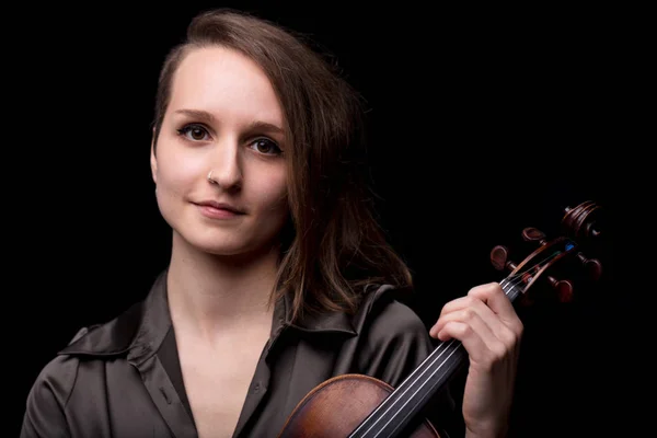 年轻女小提琴家肖像上黑 — 图库照片