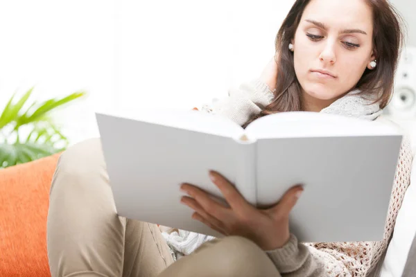 Attraente giovane donna che legge un libro copertina rigida — Foto Stock