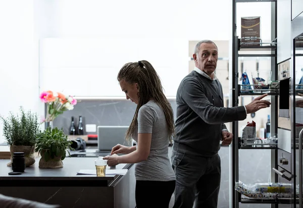 Father and daughter preparing a meal in a kitchen — Stock Photo, Image