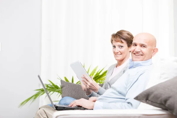 Happy married couple relaxing at home — Stock Photo, Image