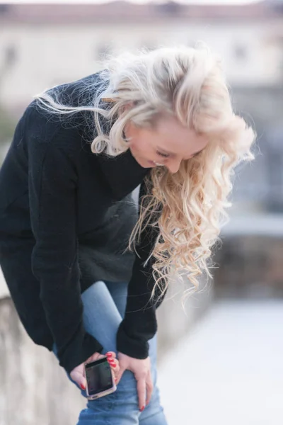 Touristen lachen im Freien (Bewegung verschwommen)) — Stockfoto