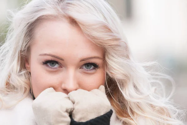 Krásný obličej v chladných zimních — Stock fotografie