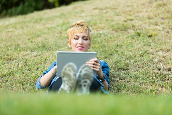 Vender o comprar en Internet al aire libre — Foto de Stock