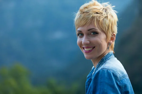 Frau liebt die Natur in den Bergen und Wäldern — Stockfoto