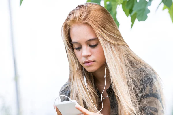 Menina conectado em seu telefone móvel — Fotografia de Stock