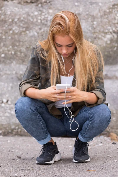 Mädchen Benutzt Ihr Handy Auf Der Straße Lebt Freien Wie — Stockfoto