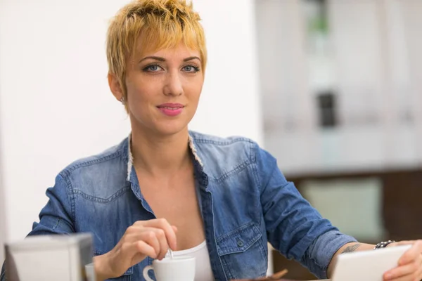 Beautiful business woman working in cafe — Stock Photo, Image