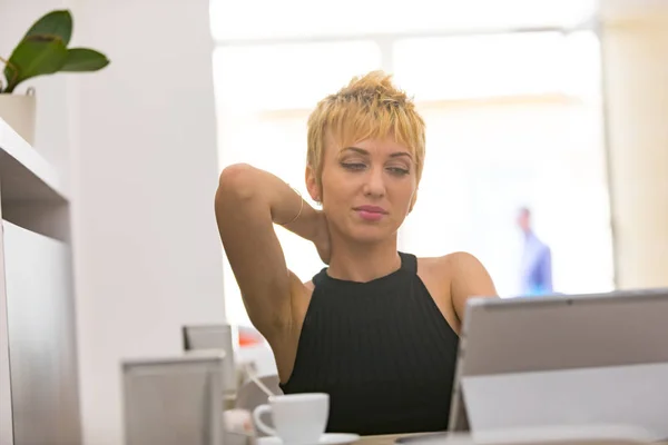 Mooie zakenvrouw werken in café — Stockfoto