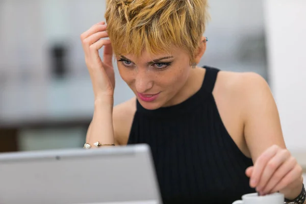 Žena v oline datování na veřejné internetové místo — Stock fotografie