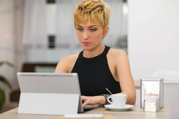 Mooie zakenvrouw werken in café — Stockfoto