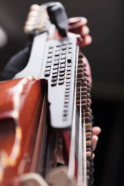 Handen op een barokke muziekinstrument — Stockfoto