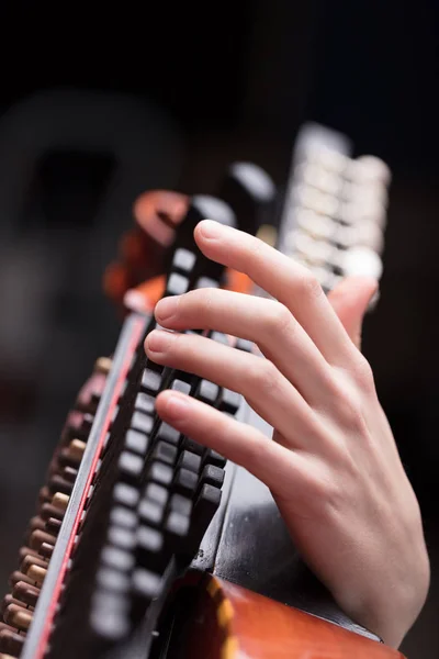 Handen op een barokke muziekinstrument — Stockfoto