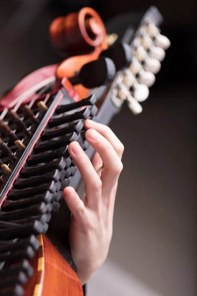 Manos sobre un instrumento musical barroco —  Fotos de Stock