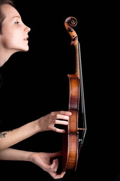 女性のプロフィールと黒い背景にヴァイオリン — ストック写真