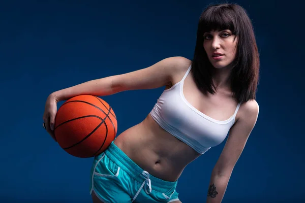 蓝色背景的篮球女运动员 — 图库照片