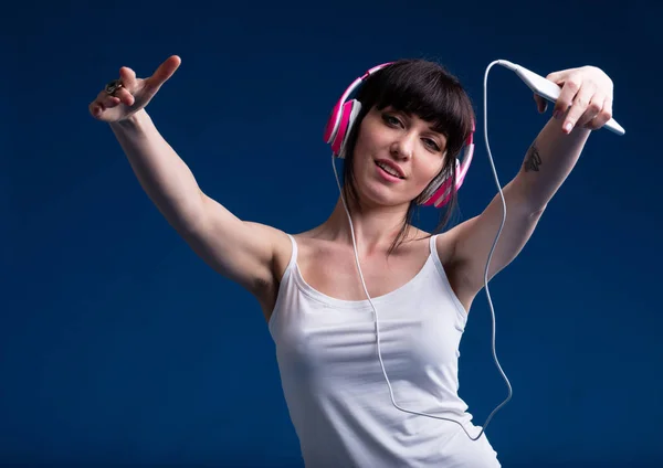 Ung kvinna i underkläder som lyssnar på musik — Stockfoto