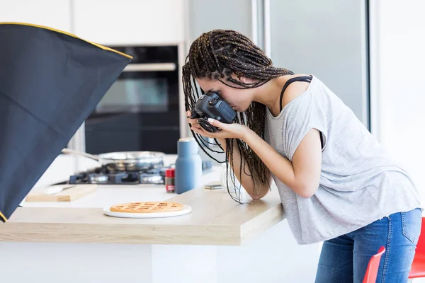 Menina tirando foto de pizza em estúdio — Fotografia de Stock