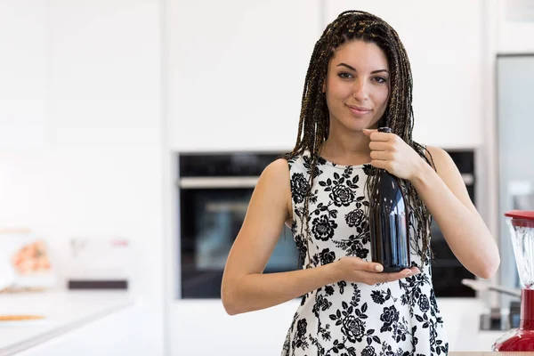 Hübsche Frau mit Flasche Wein — Stockfoto