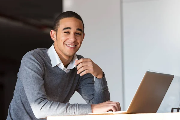 Jovem feliz com laptop — Fotografia de Stock