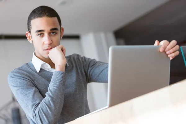 Ernsthafter Mitarbeiter mit Laptop im Büro — Stockfoto