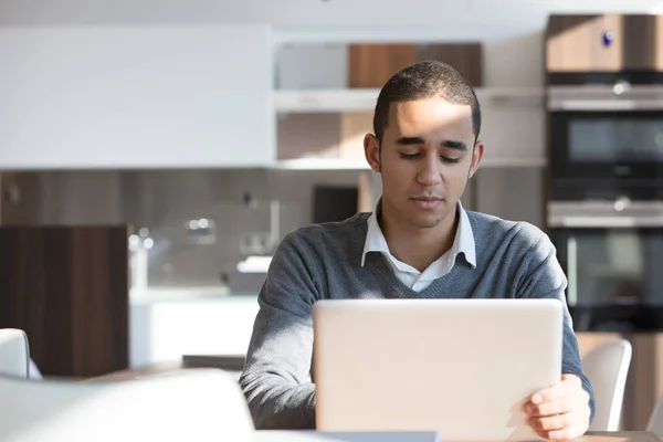 Jonge man aan het werk op de computer in kantoor — Stockfoto