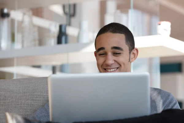 Dizüstü bilgisayar ile gülümseyen adam — Stok fotoğraf