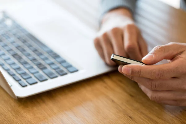 Bijgesneden van mannelijke bedrijf zwarte cell phone — Stockfoto