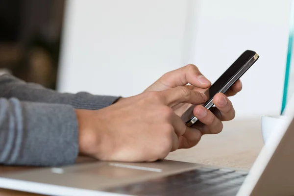 Digitação masculina irreconhecível na tela celular — Fotografia de Stock