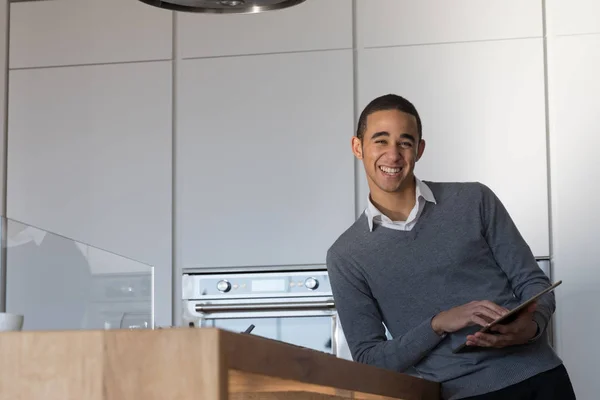 Uomo allegro con tablet in cucina — Foto Stock