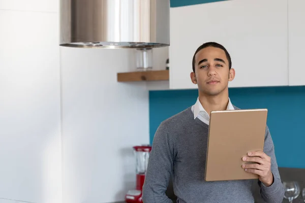 Erfolgreicher Mann mit Tablet — Stockfoto