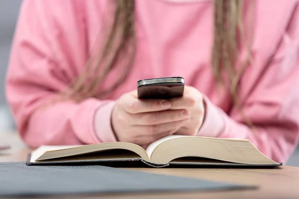 Concentre-se no smartphone na mão da menina — Fotografia de Stock