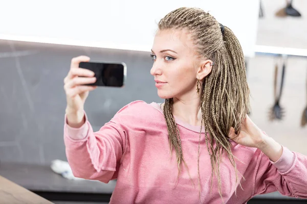 Donna che fa un selfie in cucina — Foto Stock