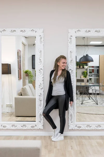 Молодая женщина в дредах между двумя зеркалами — стоковое фото