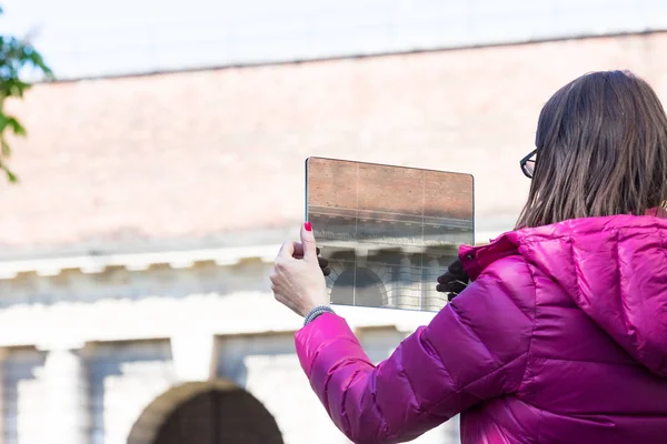 Şeffaf tablet ile fotoğraf çekmek bir şehirde kadın — Stok fotoğraf