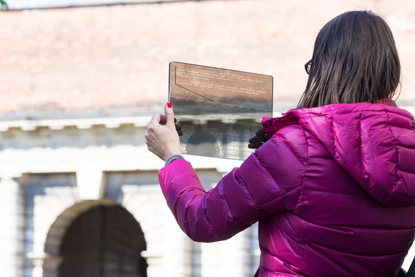 Femme dans une ville prendre des photos avec téléphone transparent — Photo