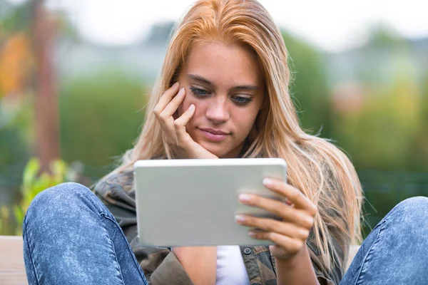 Jovem mulher apaixonada lendo em um tablet — Fotografia de Stock