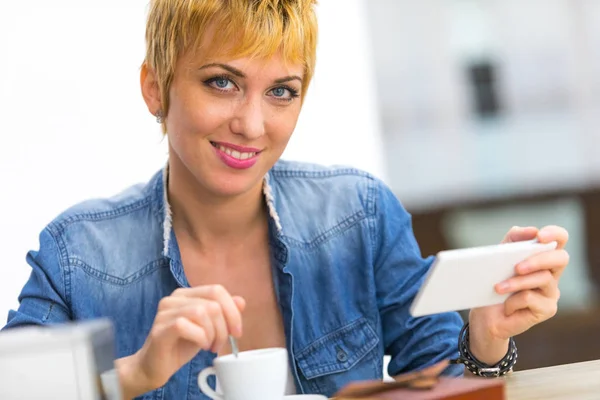 若い女性がコーヒーを飲みながら — ストック写真