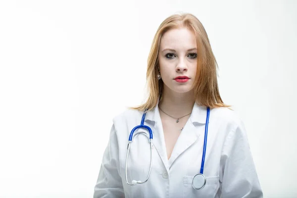 严重的年轻美女医生或护士 — 图库照片