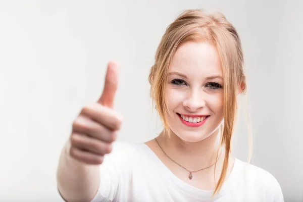 Sorrindo jovem mulher dando um polegar para cima — Fotografia de Stock