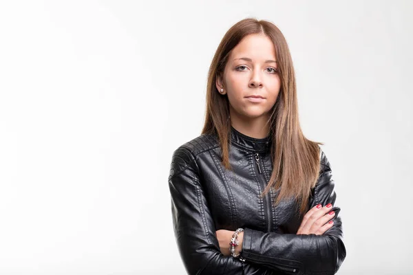 Zelfverzekerde jonge tiener vrouw in een leren jasje — Stockfoto