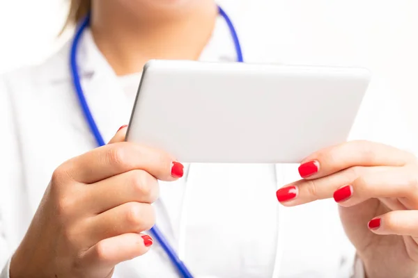 Mani di un medico donna utilizzando un telefono cellulare — Foto Stock