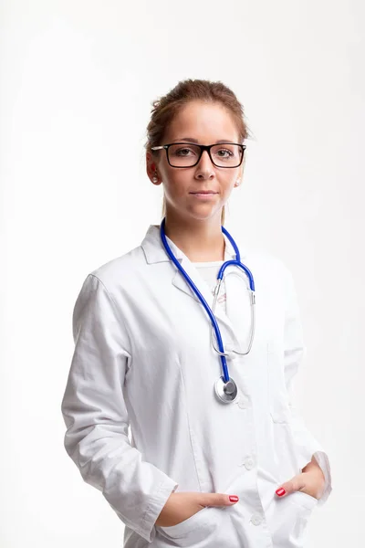 Entspannte, nachdenkliche junge Ärztin — Stockfoto