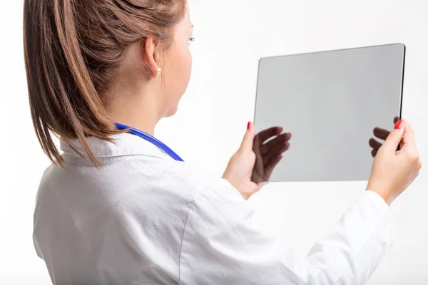 Átlátszó tablettát tartó női orvos — Stock Fotó