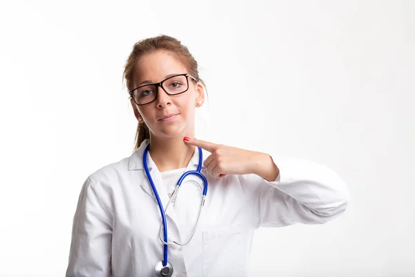 Médica ou enfermeira apontando para o pescoço — Fotografia de Stock