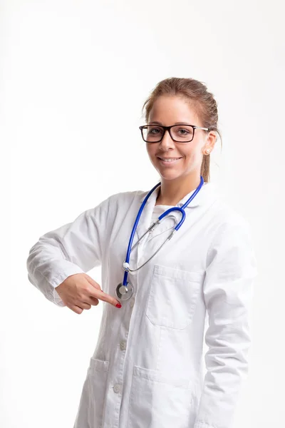 Sorrindo feliz jovem médico — Fotografia de Stock