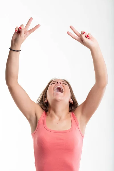 Győzedelmes fiatal nő ujjongott és nevetve — Stock Fotó