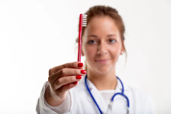 Lächelnde Ärztin mit Zahnbürste — Stockfoto