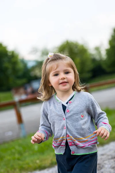 A park egy valódi kislány portréja — Stock Fotó