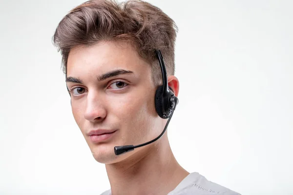 Unterstützung für Call Center-Betreiber im Headset — Stockfoto