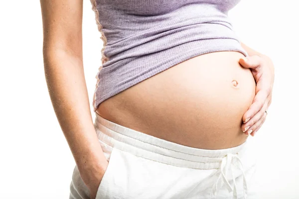 Беременная женщина руки на животе — стоковое фото